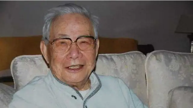 去年许家屯在美国庆祝99岁生日的寿筵上，曾向席间各位称：“如果我能回去，一定请你们到江苏常熟吃大闸蟹。”