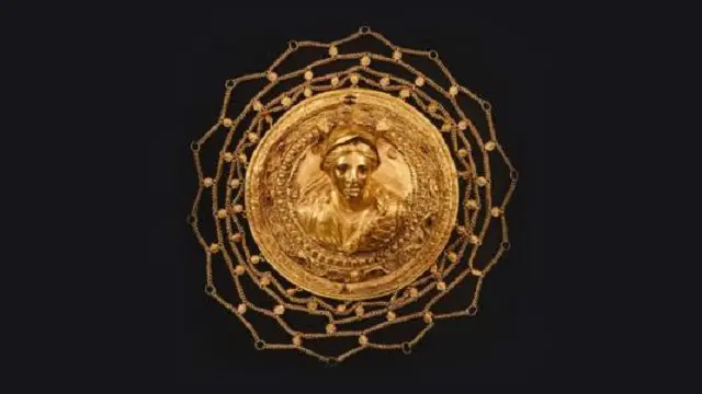 الجواهر الفاخرة والأحجار الكريمة والأواني الزجاجية والفضية وتماثيل البرونز النصفية تظهر بذخ التصميم والفن الهيليني