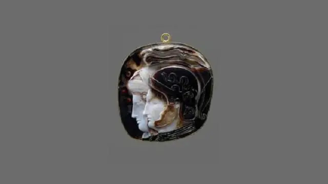 كانت النقوش على الحجارة الكريمة من اختصاص الهيلينيين، والتي لاقت رواجاً كهدايا دبلوماسية