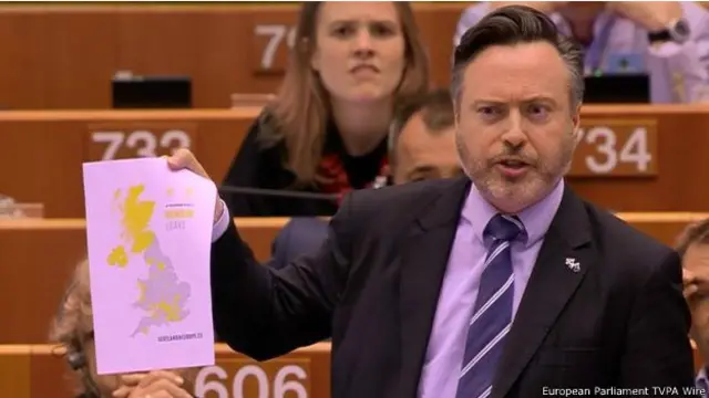 صوت الاسكتلنديون باغلبية كبيرة للبقاء في الاتحاد الأوروبي، ما يفتح المجال للدعوة الى استفتاء ثان بشأن استقلال اسكتلندا عن بريطانيا