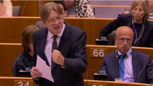 هاجم فروشتات فاراج لاستخدامه ملصقا دعائيا مثيرا للجدل لحملته يظهر طوابير طويلة من المهاجرين