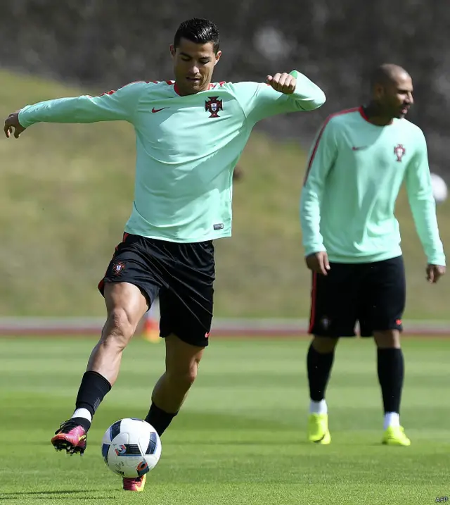 Ronaldo dalam sesi latihan menjelang laga melawan Polandia.