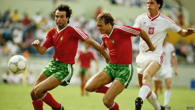 Di Piala Dunia 1986, Polandia mengalahkan Portugal 1-0. Pemain Frederico dan Antonio Sousa (kiri) berebut bola dengan pemain Polandia, Jan Urban.