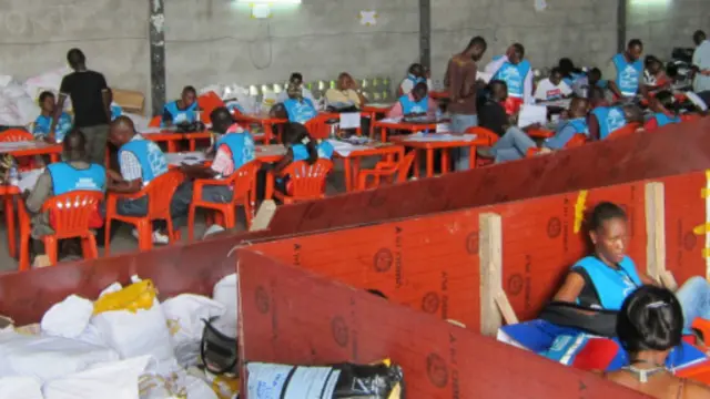 Des agents électoraux en pleine opération de compilation dans un centre à Kinshasa
