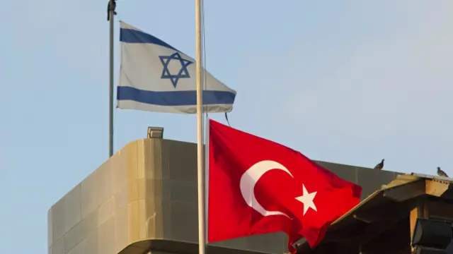 همین مصالح و منافع و اولویت‌ها محملی شدند که ترکیه رابطه خود با اسرائیل که از سال ۲۰۰۹ در پی حمله کماندهای اسرائیلی به کشتی امدادی مرمره در نزدیکی غزه سرد و متشنج بود را نیز احیا کند.