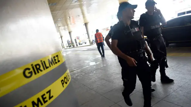 Atatürk Havalimanı her ne kadar yeniden hizmete açılmış olsa da, yoğun güvenlik önlemleri ve incelemeler devam ediyor.