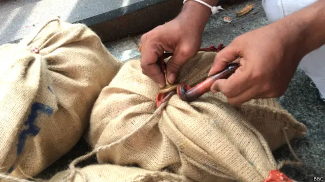 له ارزونې وروسته سره زر په بانکونو کې ساتل کېږي