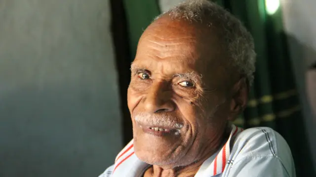 Ahmad Karim Alen, sesepuh kampung yang diperkirakan berusia 100 tahun, masih ingat ketika gereja di bangun, dengan inisiatif warga yang beragama Islam.