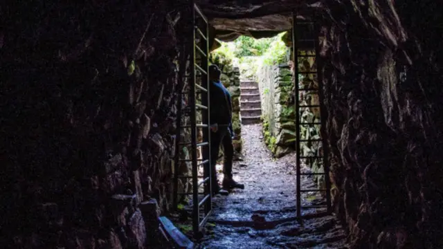 欧洲，英国，不列颠岛，英格兰，康沃尔郡，Halliggye Fogou 洞穴图片来源：Amanda Ruggeri)