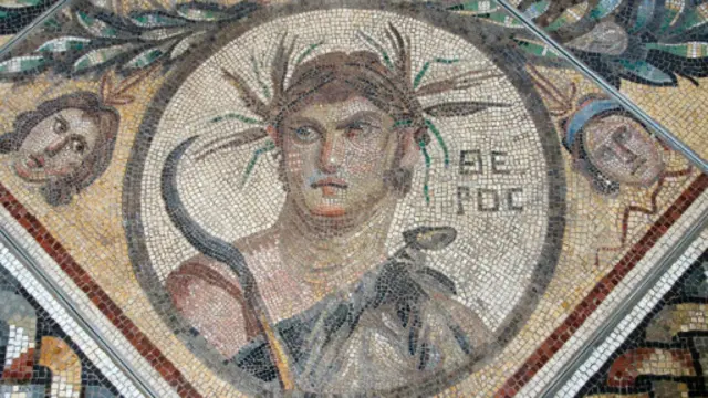 موزائیک کاری و تزیینات نمای محراب عظیم پرگامون را آندرئاس شول "یکی از زیباترین آثار تاریخ هنر جهان" توصیف می‌کند.