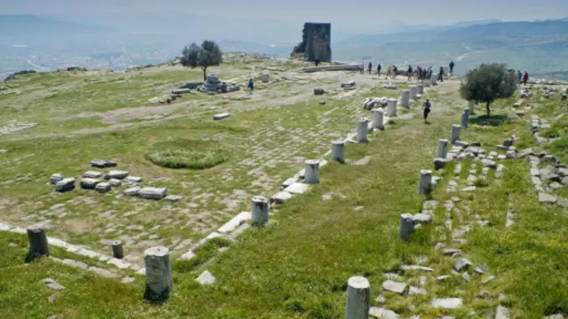 کتابخانه عظیم فقط یک بخش از شهرسازی عظیمی بود که توسط سلسله اتالیه شروع شد، آنها یک سالن تاتر و یک ورزشگاه نیز ساختند.