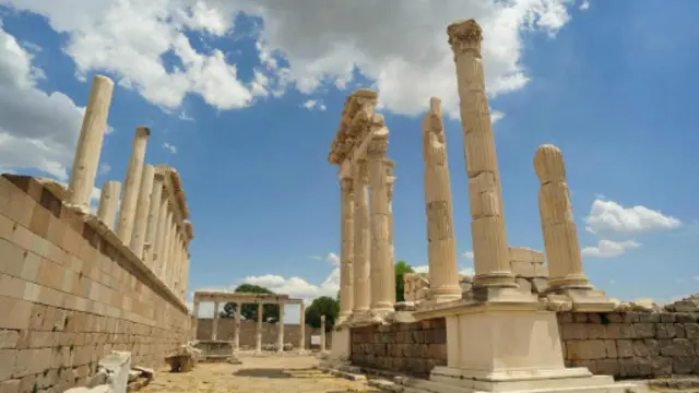 ما درمورد پایتخت باشکوه پرگامون در غرب ترکیه بیش از هر شهر دیگر دوران هلنی شناخت داریم.