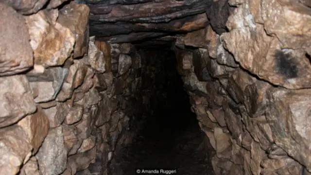 Halliggye Fogou 洞穴第二个主穴室有 27 米长，其中光线非常昏暗（图片来源：Amanda Ruggeri)