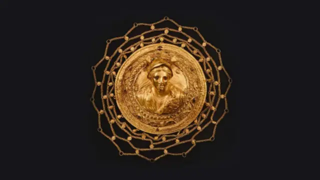 جواهرات نفیس، دیهیم ها، ظروف شیشه‌ای و نقره‌ای، نیم تنه‌های خیره کننده برنزی و سنگ نگاری‌های برجسته به خوبی تجمل هنر و طراحی دوران هلنی را نشان می‌دهند.