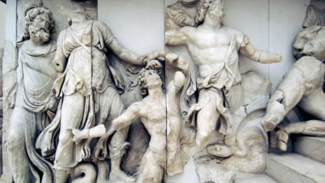 یک بنا بیش از هر ساختمان دیگری دوران پرشکوه سلسله اتالیه را نشان می‌دهد و آن محراب عظیم پرگامون است.