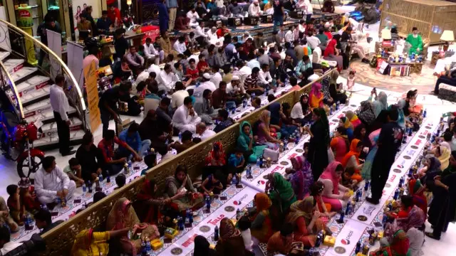 بر اساس نظرسنجی سال گذشته موسسه پیو (PEW)، در خاورمیانه بیش از همه پاکستانیها هستند که به ایران علاقه دارند. سرود ملی این کشور همچنان به زبان فارسی است و نسل سالخورده این کشور هنوز با زبان فارسی (که تا دهه هفتاد میلادی در مدارس این کشور آموزش داده می شد) آشنا هستند