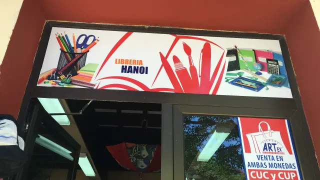 Hiệu sách mang tên Hà Nội ở Varadero, Cuba. Chủ tiệm sách nói rất nhiều nơi có tên địa danh hay tên Việt Nam do quan hệ hai nước