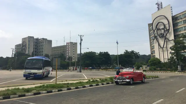 Góc đối diện Quảng trường Cách mạng ở Havana, với hình ảnh Che Guevara (phía xa bìa trái) và Camilo Cienfuegos (bìa phải)