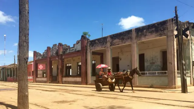 Người dân Cuba di chuyển bằng xe ngựa, hay cưỡi ngựa