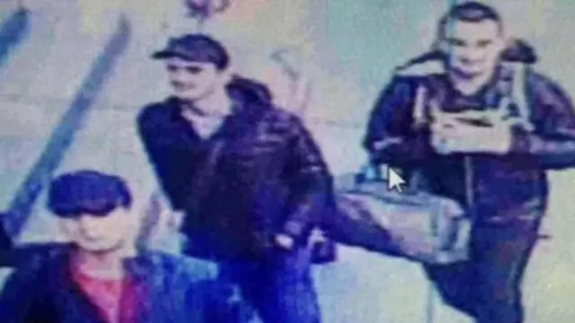 میڈیا پر دکھائی جانے والے ایک تصویر میں تین آدمیوں کو دیکھا جا سکتا ہے جو حملے سے کچھ دیر قبل کی ہے