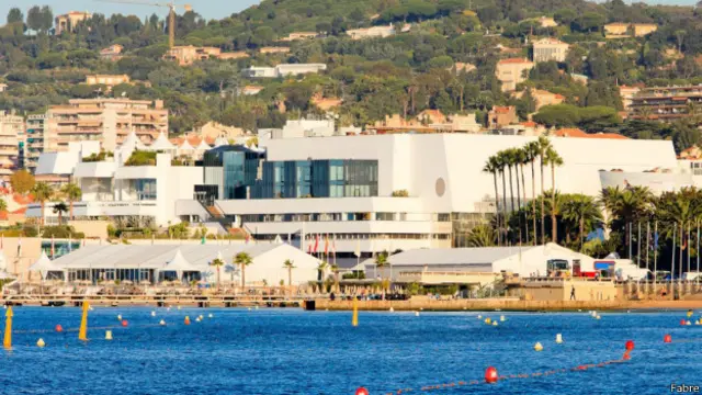 ये कान का नया कन्वेंशन सेंटर द पैलेस डे फ़ेस्टिवल है.