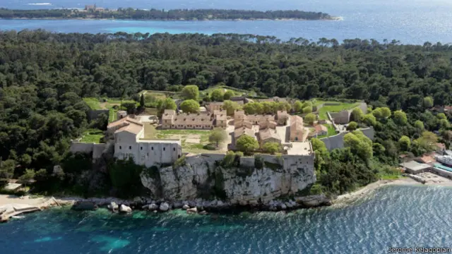 नाव से एक छोटी यात्रा के बाद सैलानी सैंट होनोराट नाम के इस द्वीप पर पहुंचते हैं.
