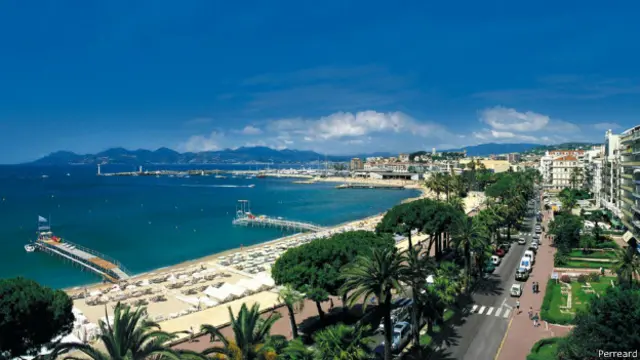 ताड़ के पेड़ों से सजे सुंदर समुद्री किनारे के अलावा भी कान में देखने और करने को बहुत कुछ है.