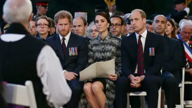威廉王子(右)夫婦以及哈里王子出席在法國的紀念儀式
