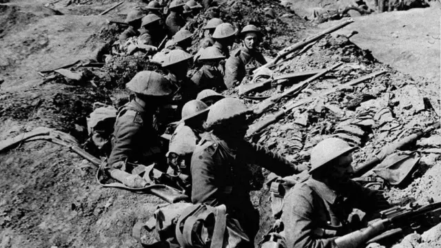 索姆河戰役的英軍戰士在戰壕中