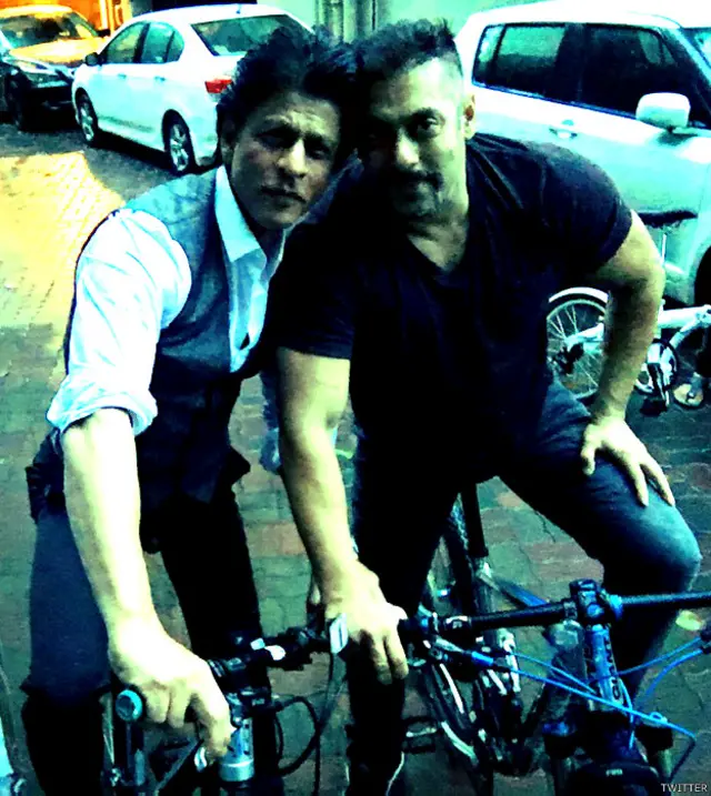 اس تصویر کو شاہ رخ نے بڑے دلچسپ انداز میں یہ لکھتے ہوئے پوسٹ کیا کہ ’بائیک بائیک پر بھائی بھائی۔ کوئی فضائی آلودگی نہیں۔۔۔۔ بھائی کہتے ہیں ’مائیکل لعل، سائیکل لعل