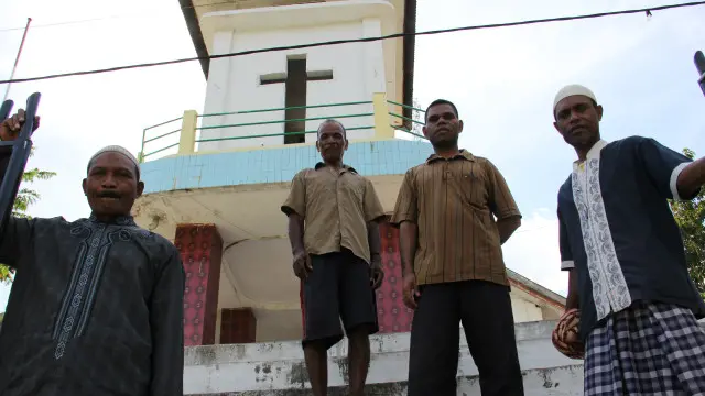 Warga Muslim dan Kristen di Desa Dulolong Barat, Kecamatan Alor Barat Laut, juga saling membantu pembangunan rumah ibadah.