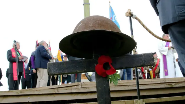 「藍勛之坑」附近紀念活動中放置的士兵頭盔