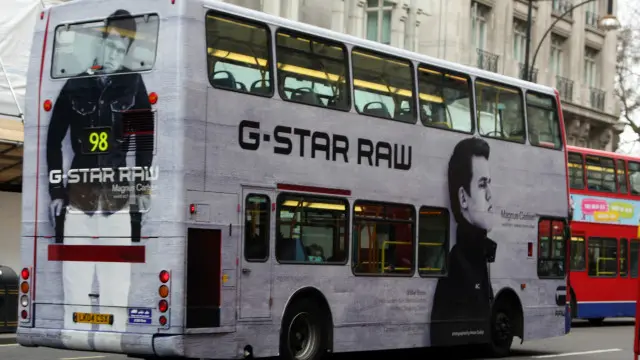 میئر کے دفتر کے مطابق ہرسال ٹرانسپورٹ نیٹ ورک میں مخصوص جگہوں پر 12000 اشتہار لگائے جاتے ہیں