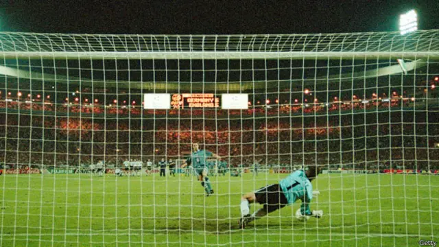 Köpke, Southgate'in penaltısını kurtarınca, Almanya 1996 Avrupa Futbol Şampiyonası'nda ev sahibi İngiltere'yi yarı finalde elemişti