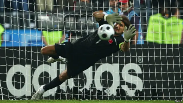 Türkiye, Rüştü'nün kurtardığı penaltıyla 2008 Avrupa Futbol Şampiyonası'nda yarı finale çıkmıştı