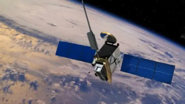 大多数卫星在“再入”大气层过程中会崩解成碎片