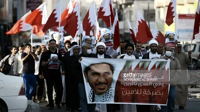 دولت بحرین مخالفان را به ارتباط با ایران و تلاش برای استقرار نظام حکومتی دینی متهم کرده است