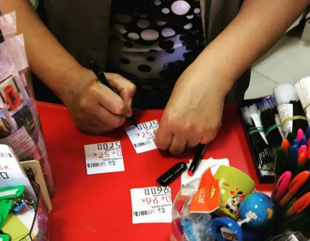 Продавець готує нові цінники - у старих і нових рублях - в райцентрі Молодечно