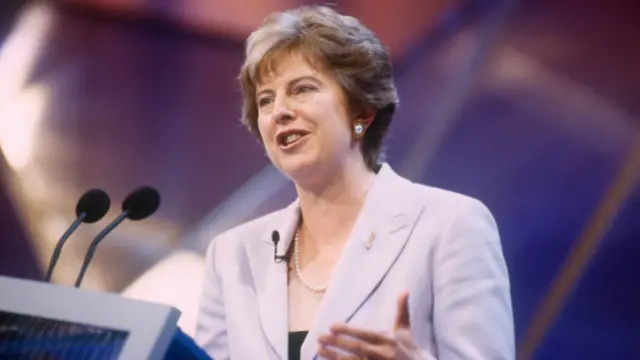 ماه مه ۲۰۰۰، ترزا می، وزیر آموزش و کار در کابینه سایه در حال سخنرانی در همایش حزب محافظه‌کار