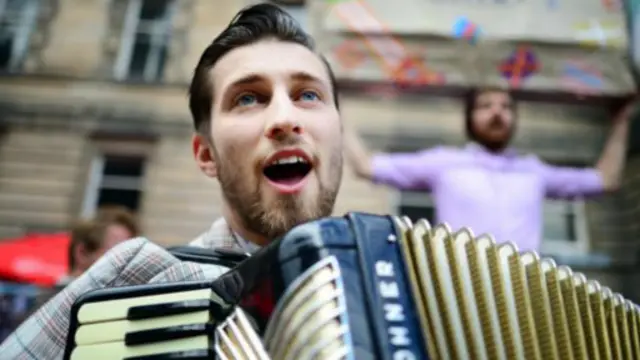 爱丁堡皇家大道上的一位表演者