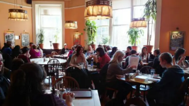 大象屋的内部，这家咖啡馆的门外立了一个标牌：“你来到了《哈利·波特》的诞生地”