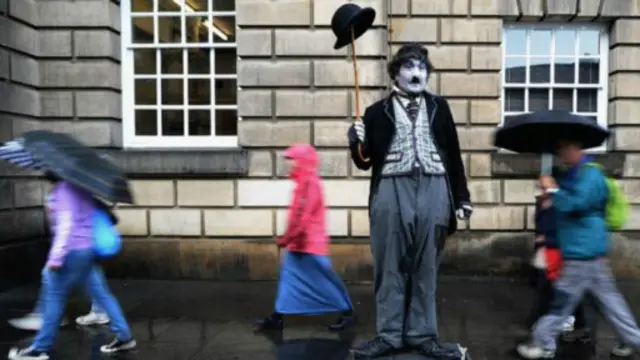 爱丁堡艺穗节上的一位街头艺人