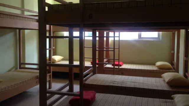 Gaya penginapan asrama di Kamar-kamar untuk para turis backpacker.