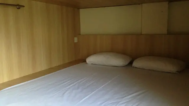 Tempat tidur model pod atau kapsul menjadi tren desain hostel backpacker modern.