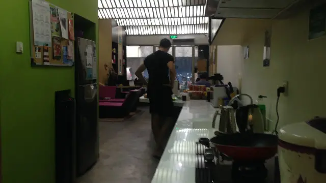 Di area dapur, tamu bisa mengambil makanan dan membuat teh atau kopi sendiri, tapi harus mencuci sendiri semua alat makan yang dipakainya.