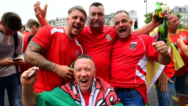 میچ دیکھنے کے لیے دونوں ٹیموں کے مداح بڑی تعداد میں سٹیڈیم پہنچ چکے ہیں