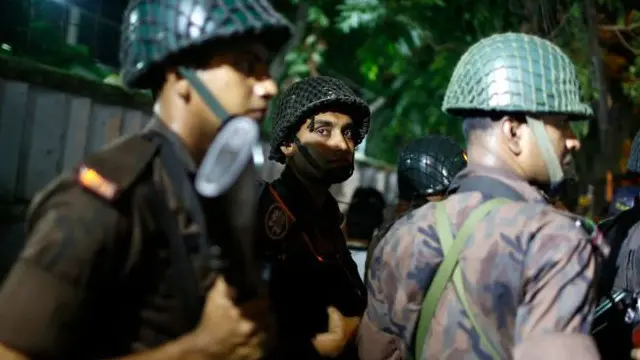 Polisi dan militer menyiagakan unit reaksi cepat di sekitar kafe.