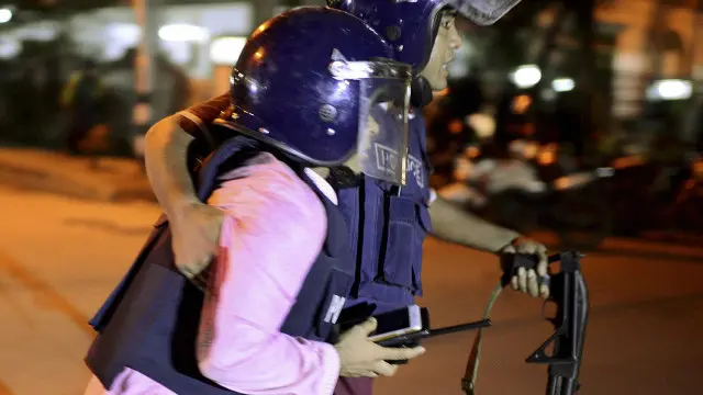 Keterangan dari pihak kepolisian menyebutkan serangan dimulai pukul 21.20 waktu setempat, manakala sejumlah orang melepaskan tembakan seraya menyerbu kafe yang popular di kalangan ekspatriat, diplomat, dan kalangan kelas menengah Kota Dhaka.