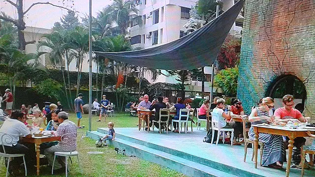 Kafe yang dijadikan sasaran serangan sejumlah orang bersenjata cukup populer di kalangan ekspatriat.