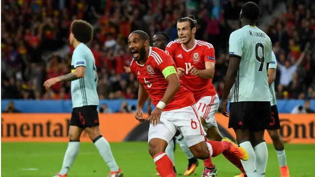 Hal Robson-Kanu, yang kini tidak bernaung ke klub manapun, mengubah keadaan menjadi 2-1 untuk Wales.